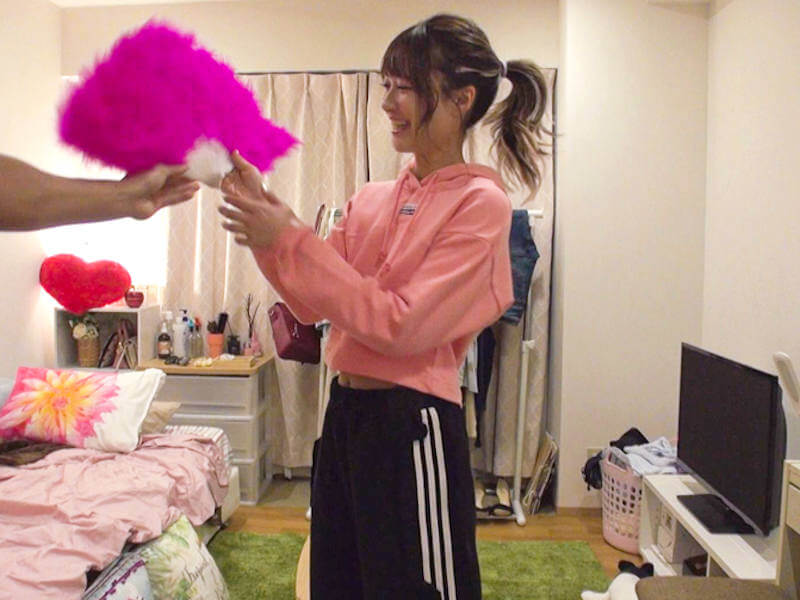 可愛い顔した貧乳ギャルの体液がすごいAV
