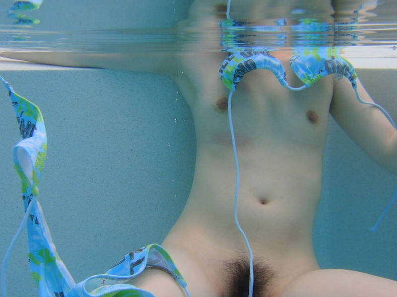 水着が水中でズレる！解ける！エロ画像