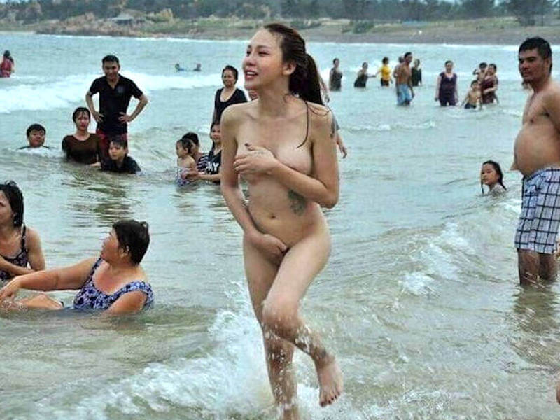 全裸で手ブラ・手パンツのエロ画像