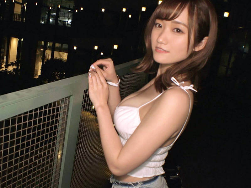 露出系ファッションの巨乳痴女をハメるAV