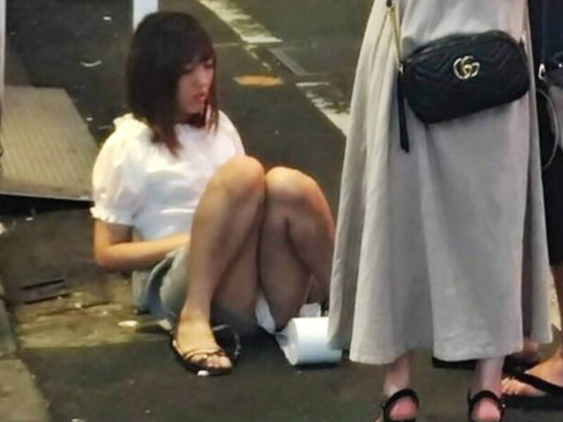 路上でパンチラ見つけたエロ画像