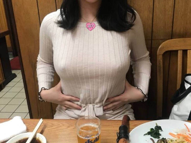 ノーブラの女性が店内にいたエロ画像