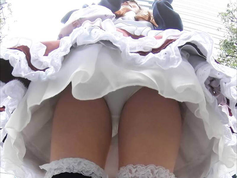 太もも目線なミニスカメイドのエロ画像