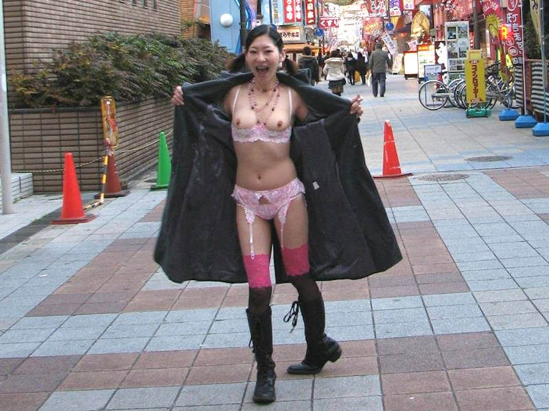 野外で下着姿を露出したエロ画像