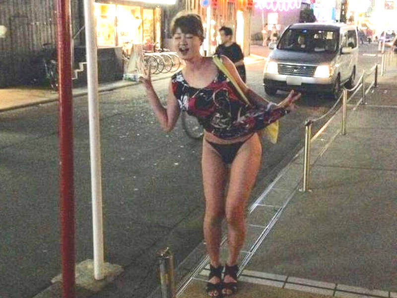 夜に撮れたパンチラエロ画像