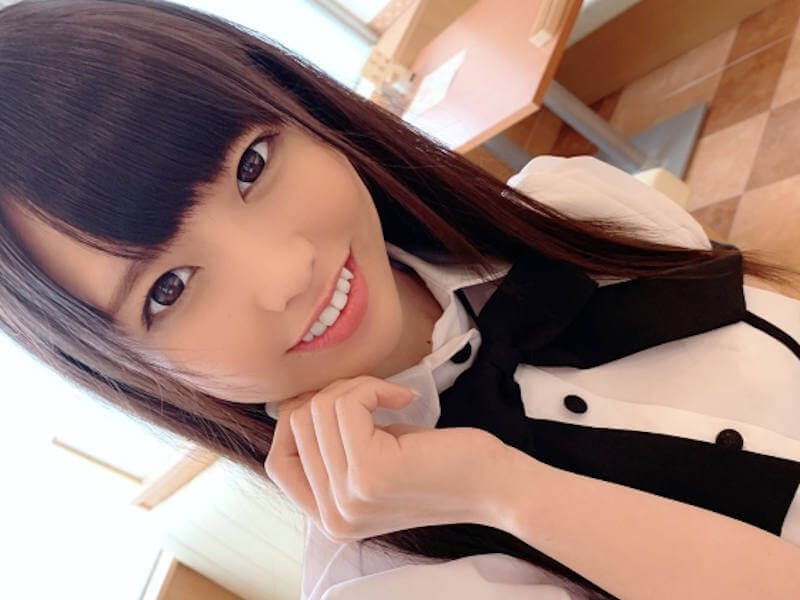 おっちょこちょいなパンチラウェイトレスのAV
