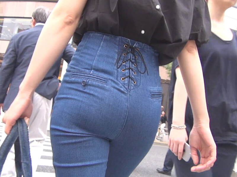 デニムパンツのお尻はイカすエロ画像