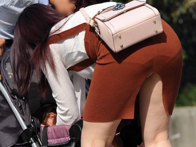 街撮りスリットスカートのエロ画像