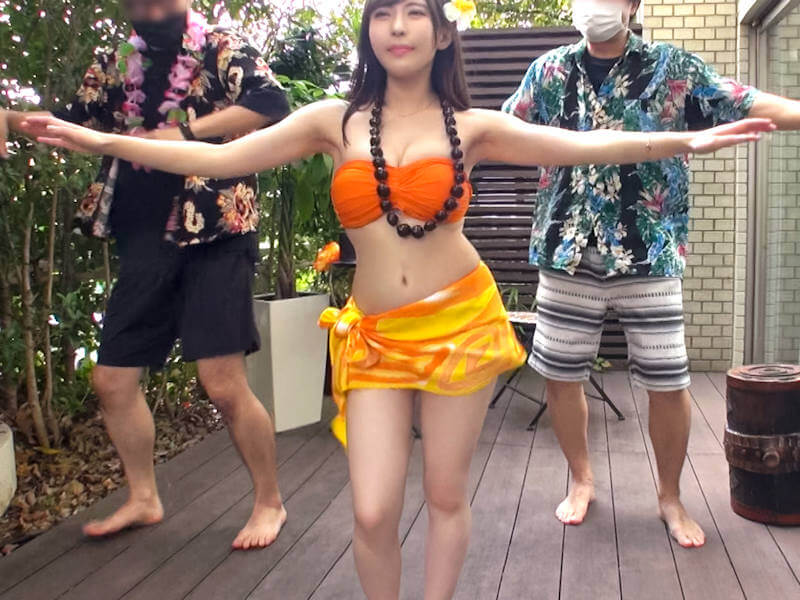 パイパンフラダンサーがお尻をクネらせるAV