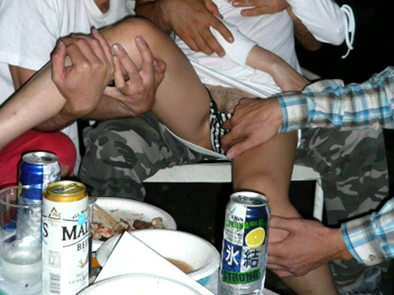 お触り過剰なセクハラ飲み会エロ画像