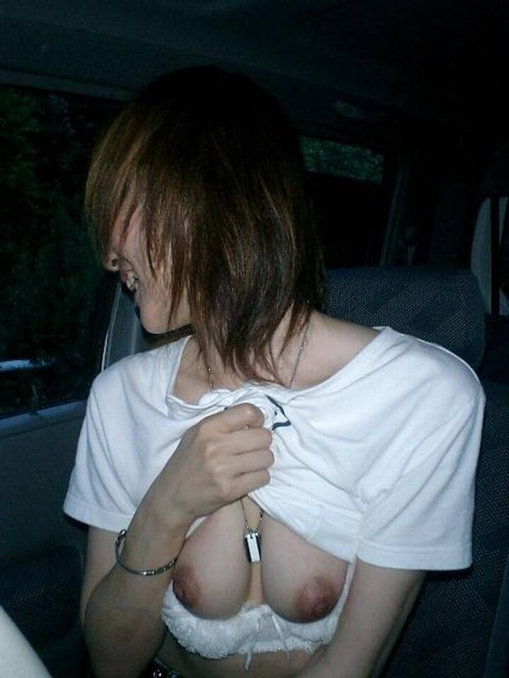 車内 おっぱい ポロリ エロ画像 【8】
