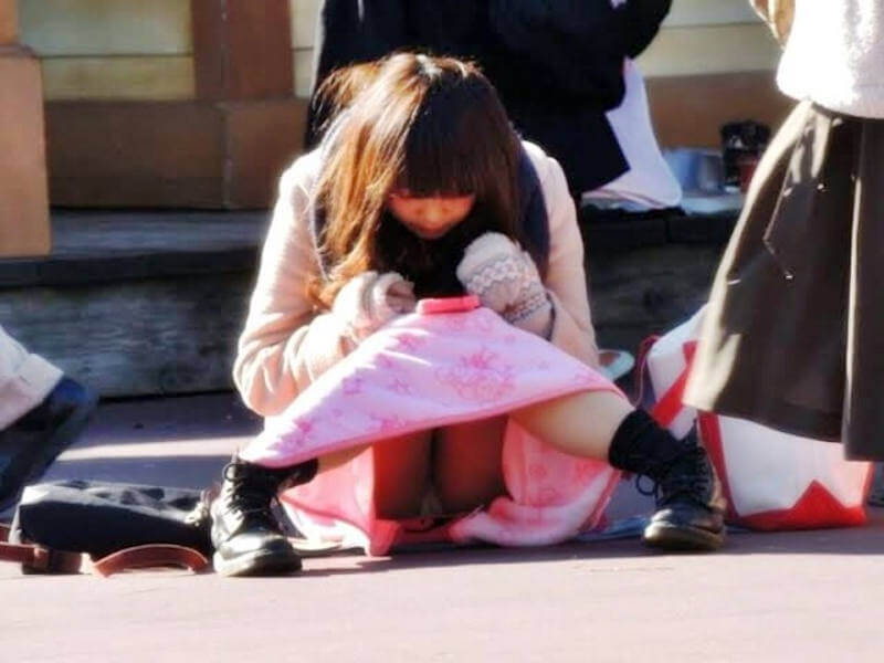 冬の季節のパンチラエロ画像