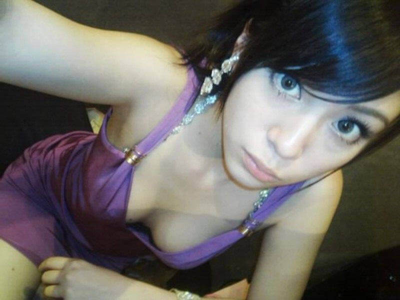 ドレス姿の華やかな自撮りエロ画像