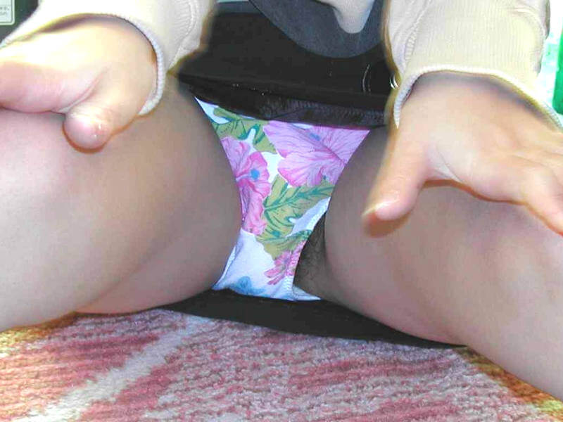 ハミ毛パンチラした剛毛女子のエロ画像