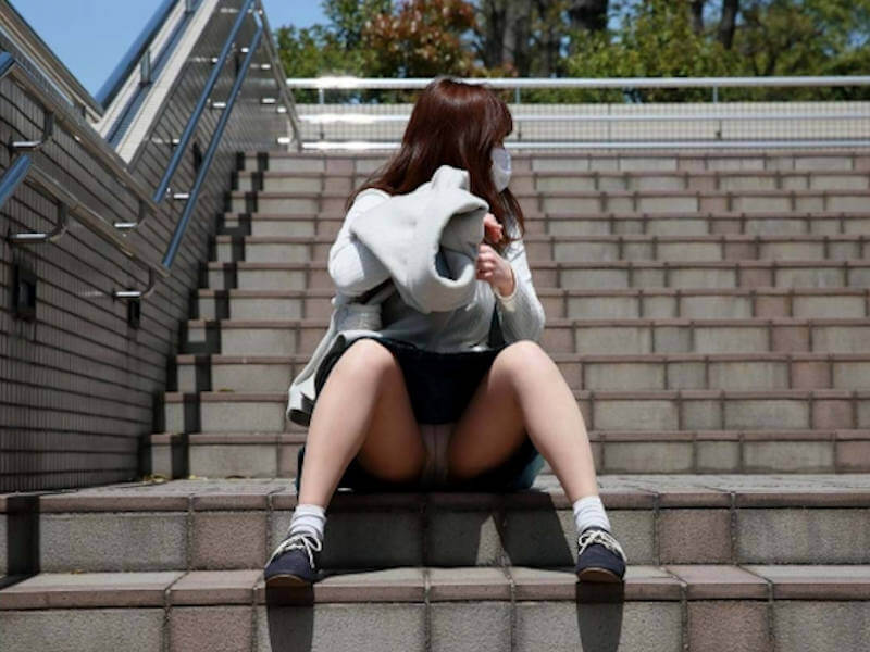 階段の座り込みパンチラエロ画像