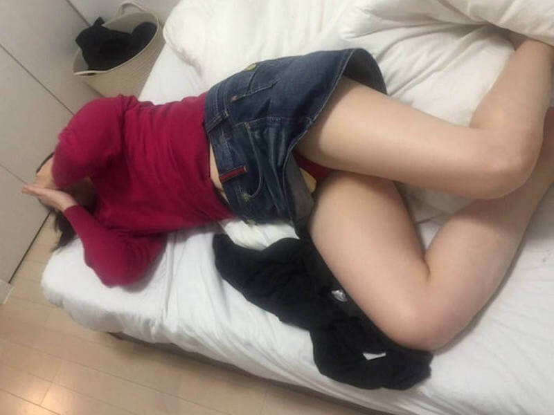 日常生活の中でのパンチラエロ画像