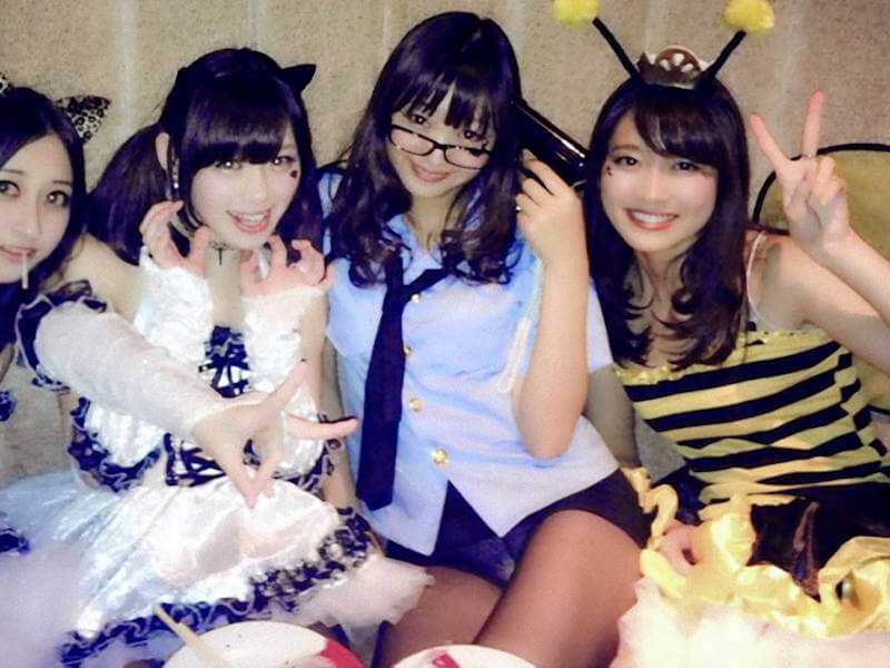 パンチラが写るパーティー記念写真のエロ画像