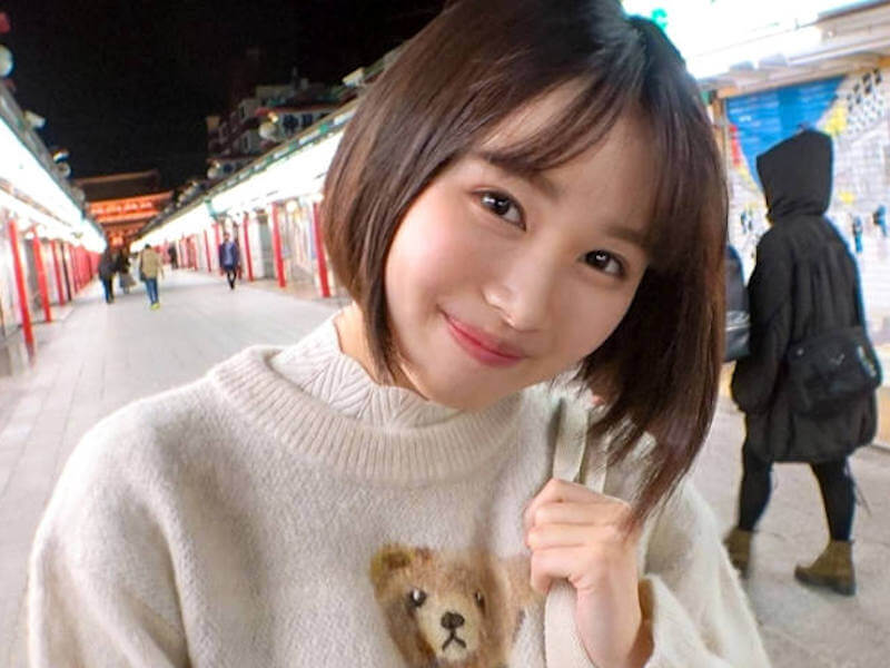 地味で素朴な貧乳女子大生ナンパAV
