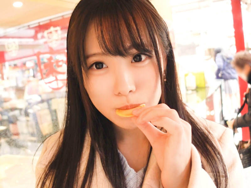 生の中出しセックスを懇願する童顔彼女のAV