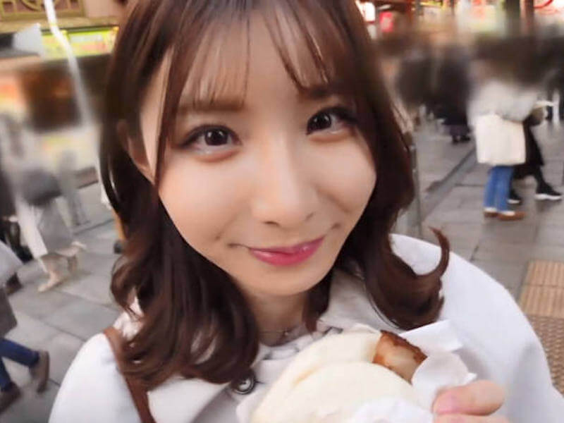 可愛い彼女と食べ歩きハメ撮りデートのAV