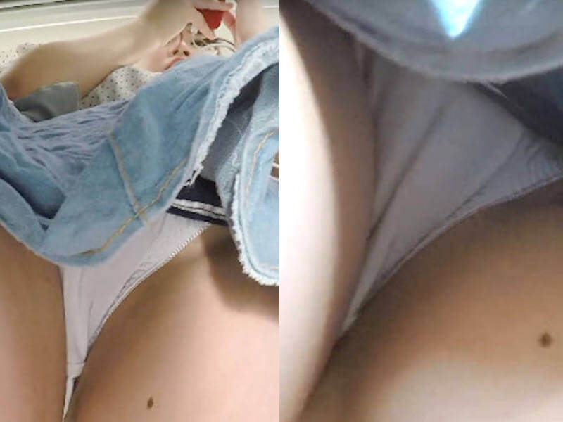 パンチラにマンスジも写ってるエロ画像