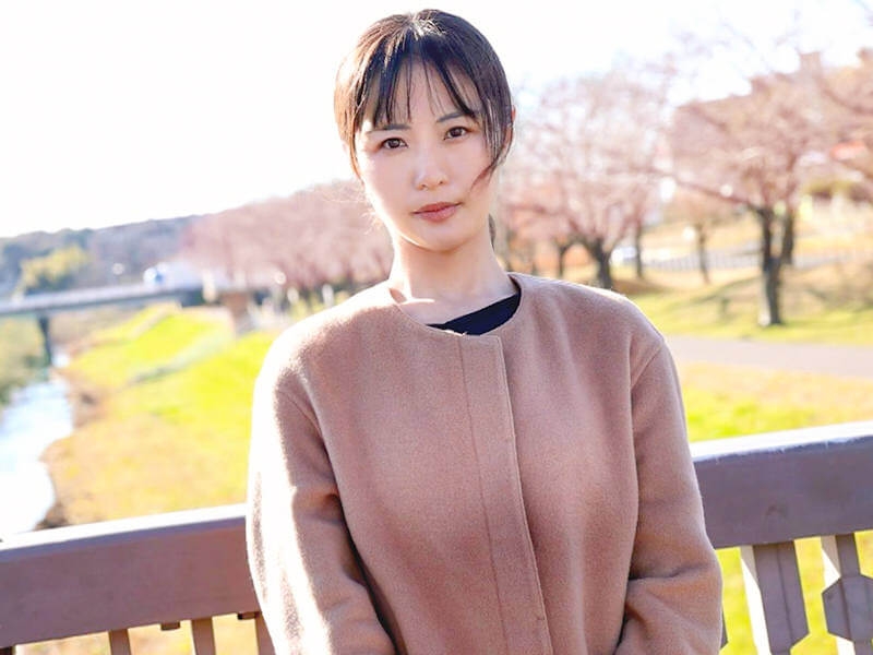 アラフォー貧乳美人妻の出張ハメ撮りAV