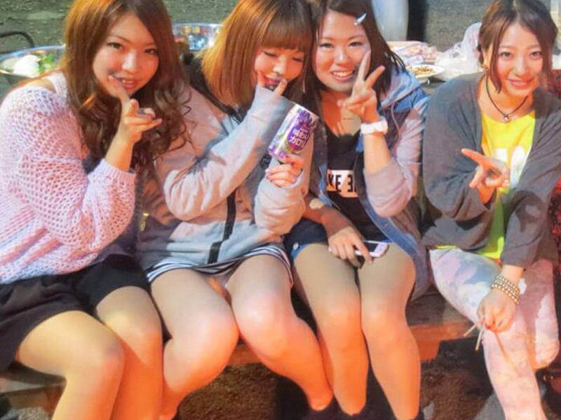 女友達と一緒の女同士パンチラエロ画像