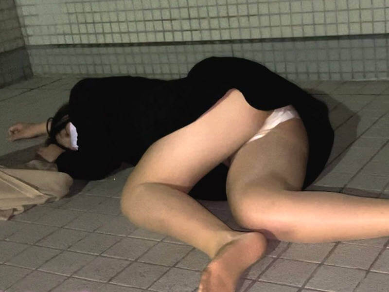 酔い潰れた泥酔OLのパンチラエロ画像