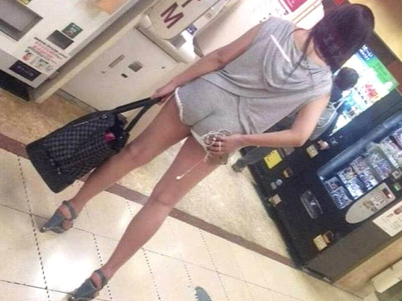 女子の後ろ姿街撮りエロ画像