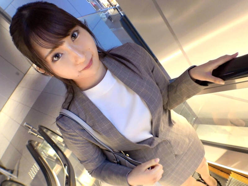 巨乳で巨尻な新卒OLのラブホハメ撮りAV