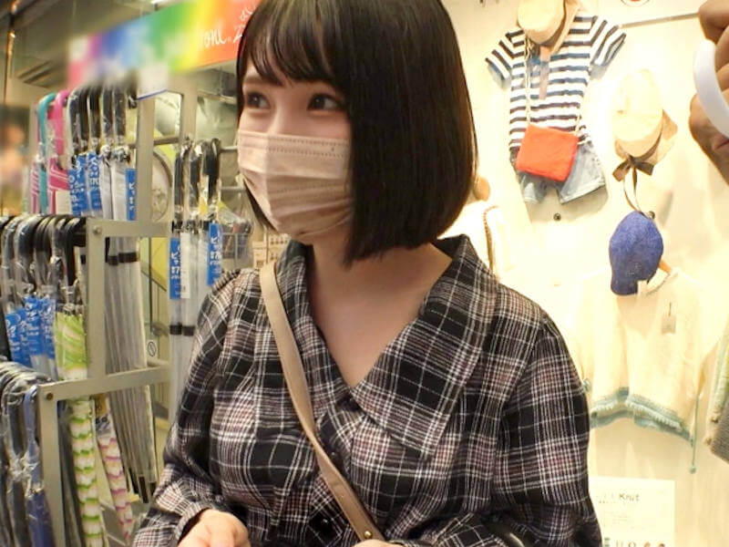 小柄でパイパンな十代専門学生のナンパAV