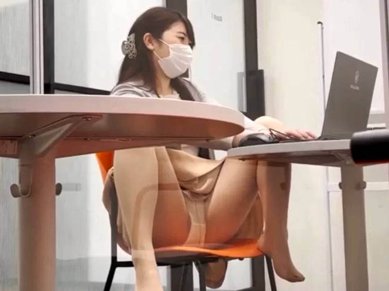 OLがパンチラ見せつけるエロ画像