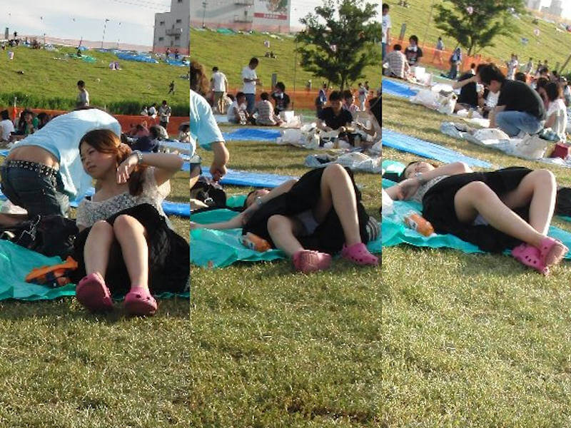 芝生でパンチラGETのエロ画像