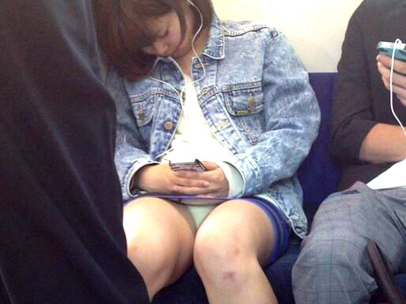 デニスカのデルタパンチラエロ画像 下さい
