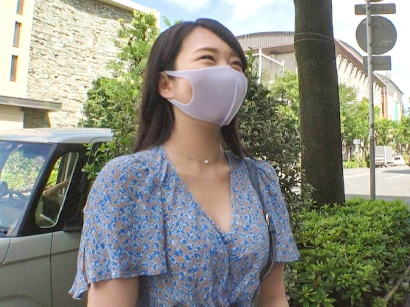 押しに弱い地味巨乳お姉さんをナンパしたAV