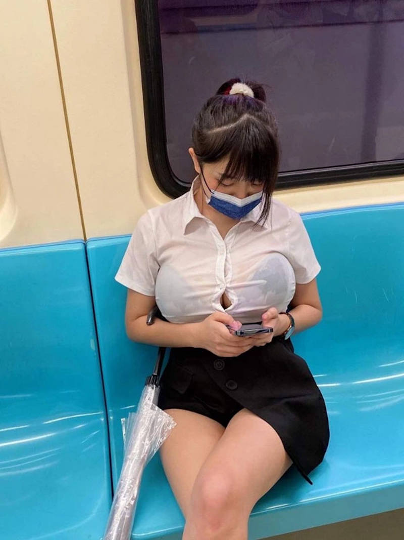 着衣巨乳 エロ画像 【1】