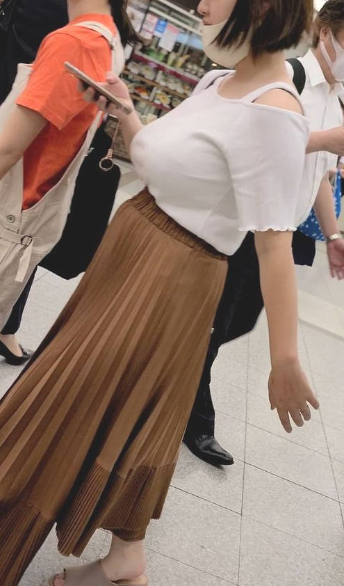 着衣巨乳 エロ画像 【6】