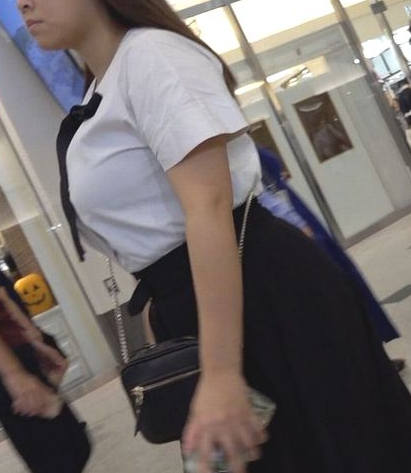 着衣巨乳 エロ画像 【24】