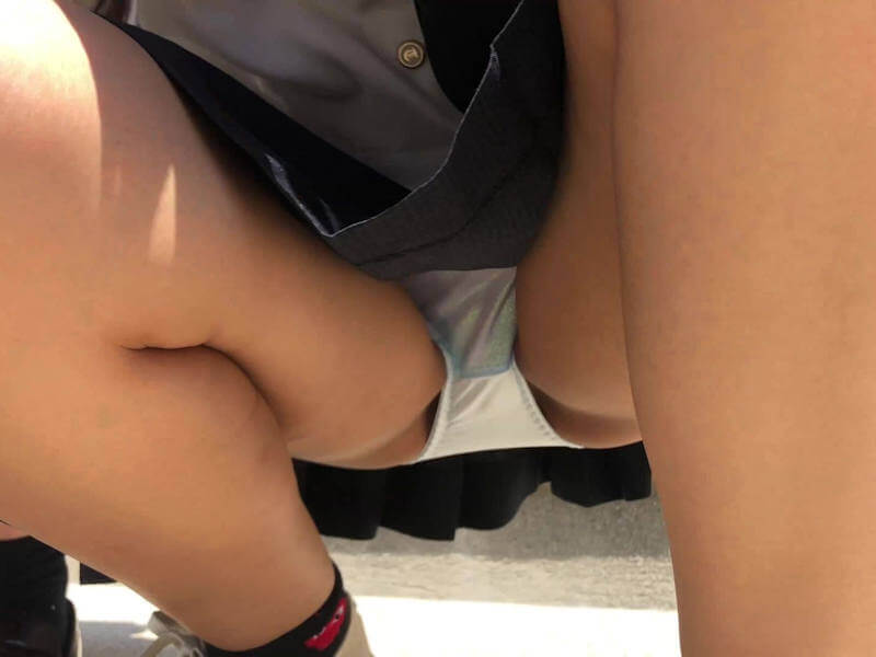 JKのしゃがみパンチラエロ画像