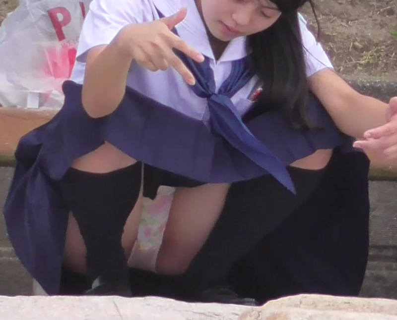 JK しゃがみ パンチラ エロ画像 【51】