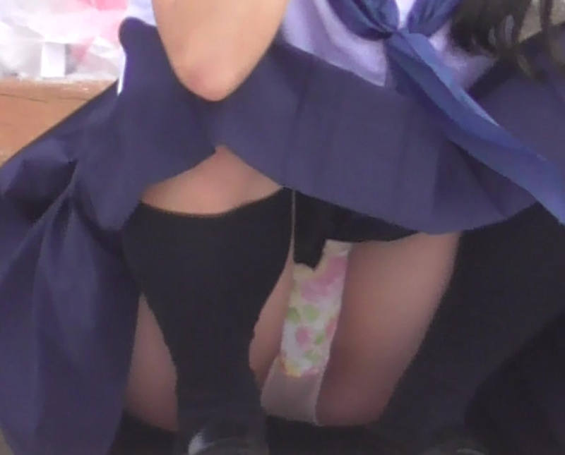 JK しゃがみ パンチラ エロ画像 【53】