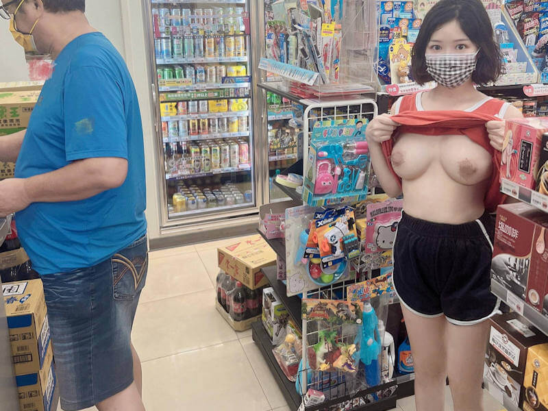 無謀な店内露出のエロ画像