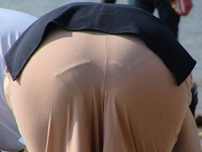 熟女が透けパンしてるエロ画像