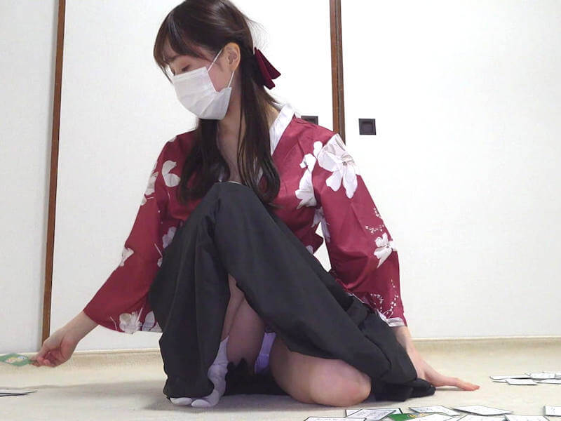 かるたでパンチラ目線のエロ画像