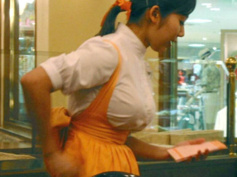 巨乳なおっぱい店員のエロ画像