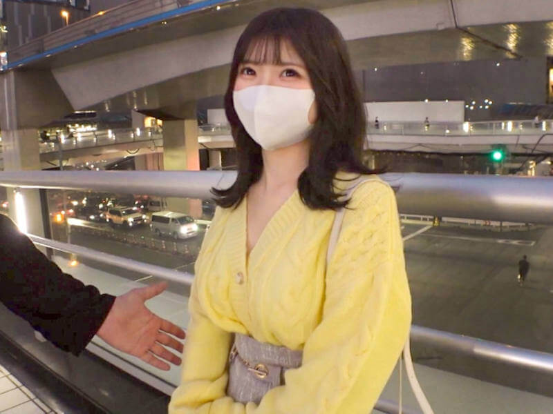 色白でぷにぷにのパイパン女子大生ナンパAV