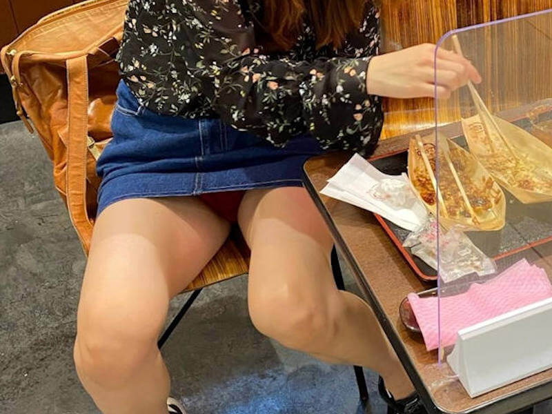 ミニスカデニム姿のエロ画像