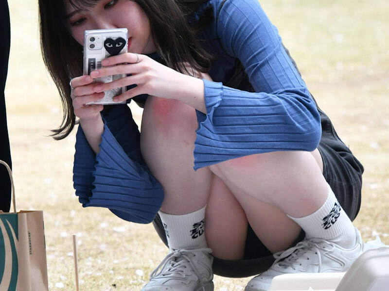 パンチラ黒パンツのエロ画像