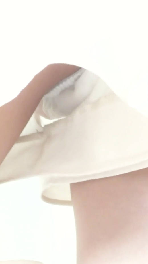 隙間 パンチラ 逆さ撮り エロ画像 【45】
