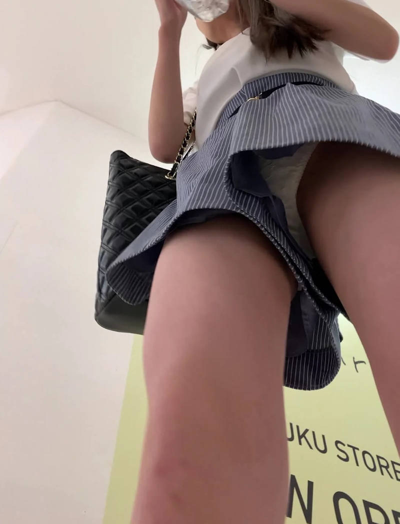 隙間 パンチラ 逆さ撮り エロ画像 【51】